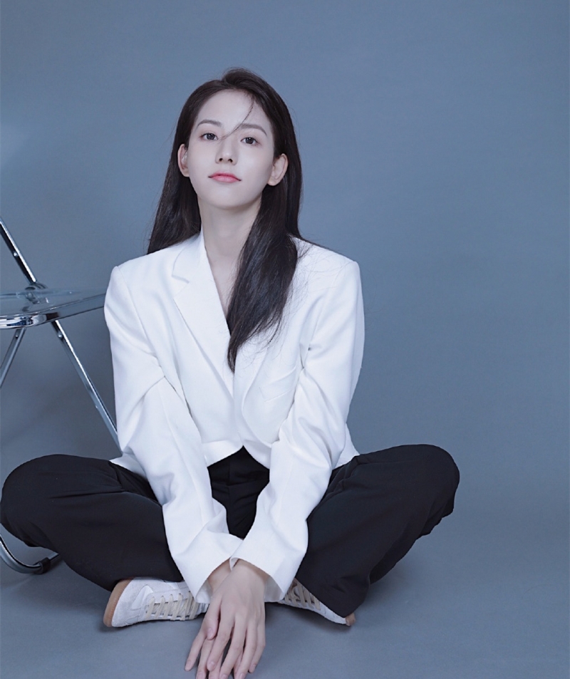 西装美女御姐清冷气质艺术写真