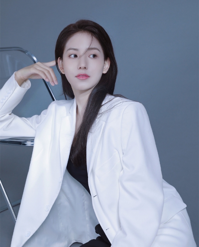 西装美女御姐清冷气质艺术写真