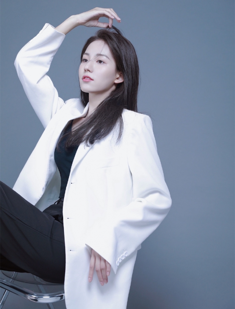 西装美女御姐清冷气质艺术写真