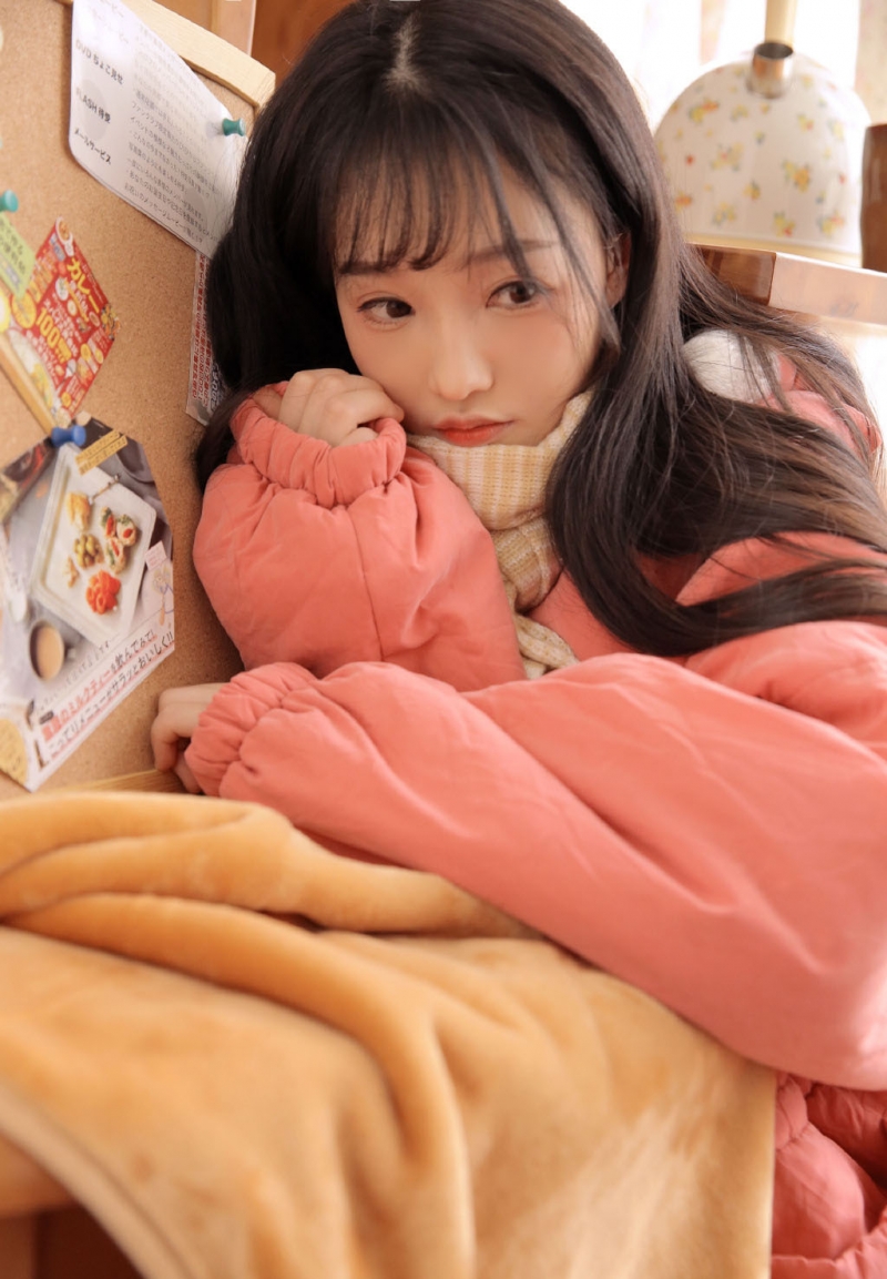 长发妹子露齿甜笑室内个人写真