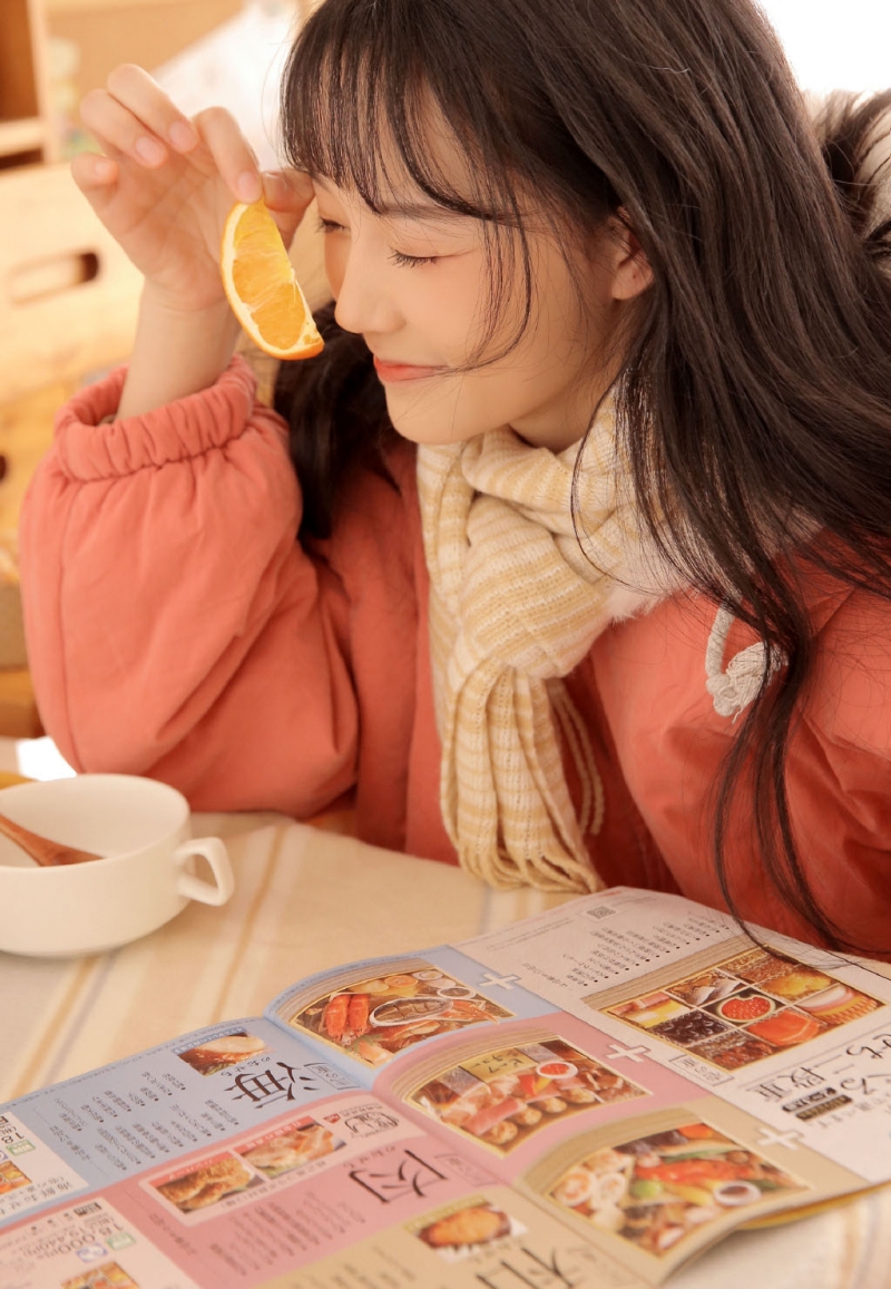 长发妹子露齿甜笑室内个人写真