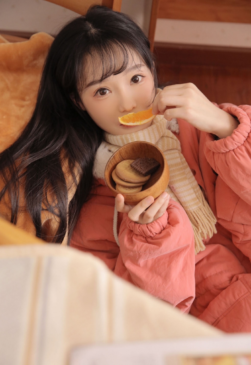 长发妹子露齿甜笑室内个人写真