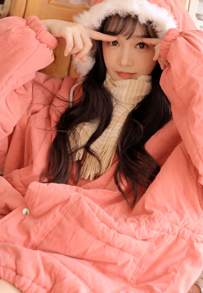 长发妹子露齿甜笑室内个人写真