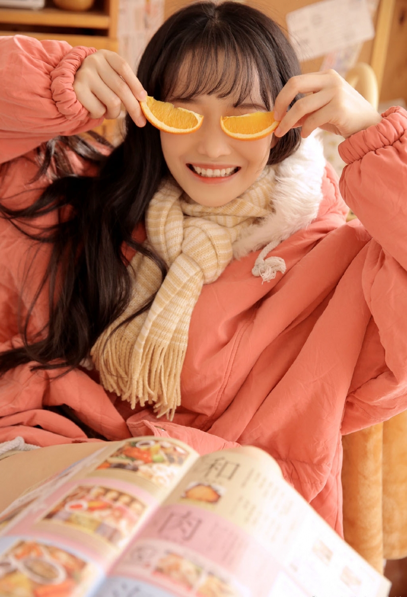 长发妹子露齿甜笑室内个人写真