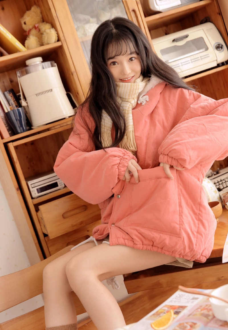 长发妹子露齿甜笑室内个人写真