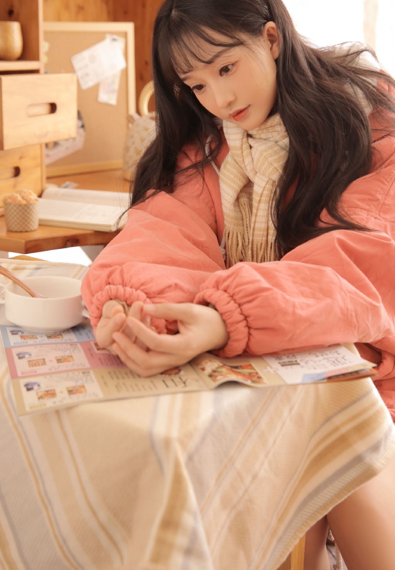 长发妹子露齿甜笑室内个人写真