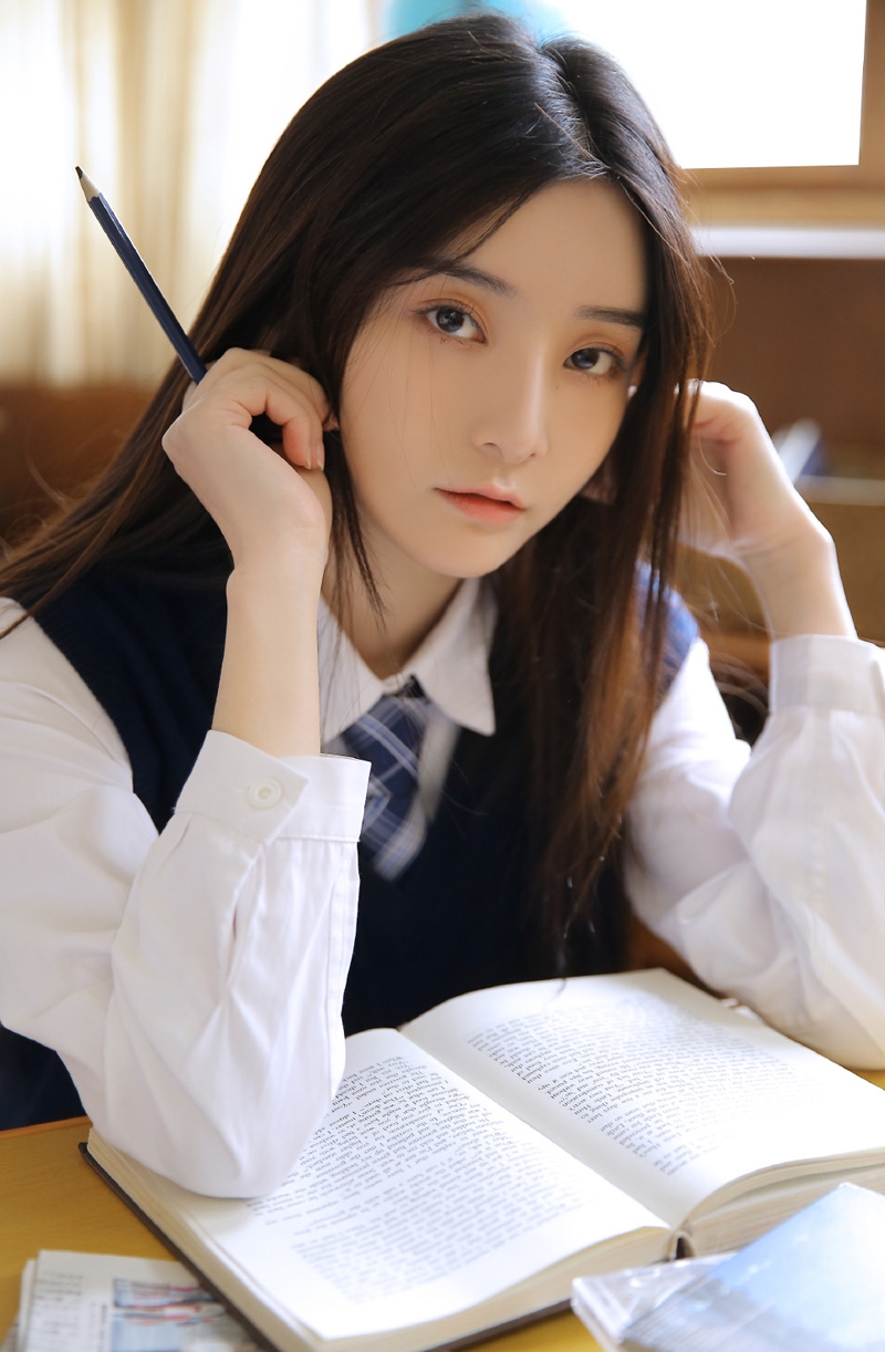 教室美女学生制服白丝美腿私拍