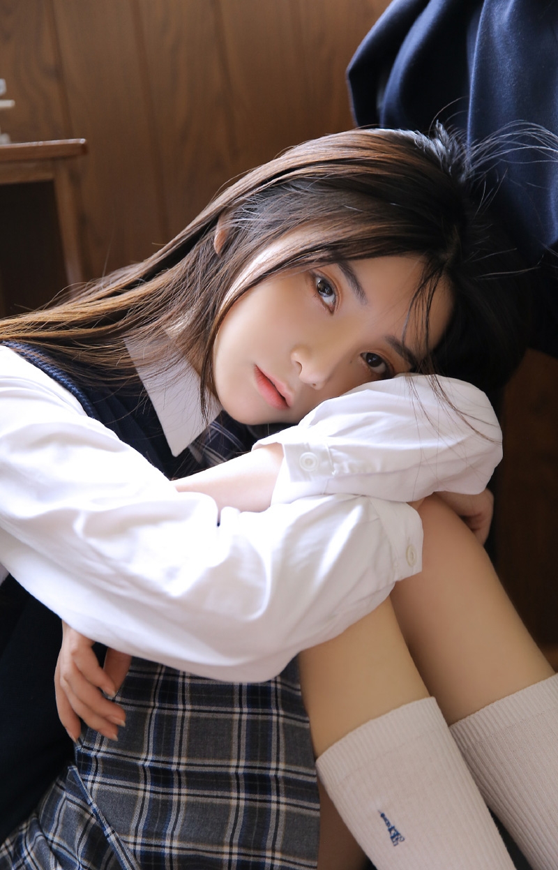 教室美女学生制服白丝美腿私拍