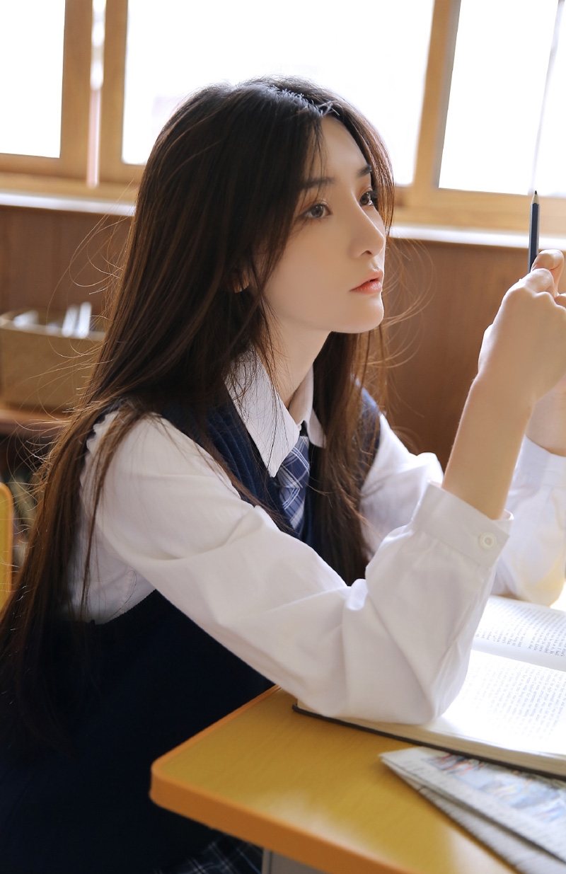 教室美女学生制服白丝美腿私拍