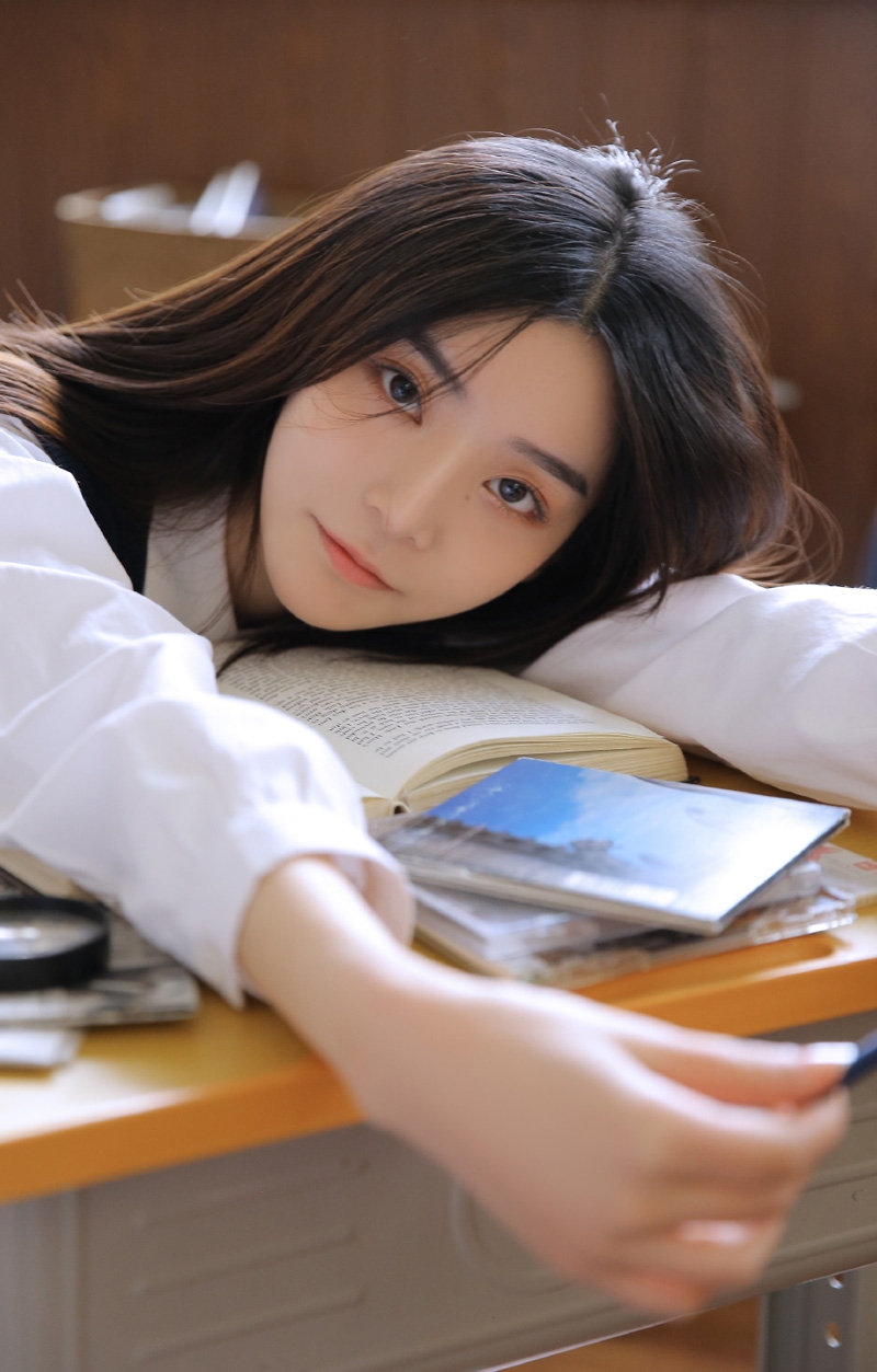 教室美女学生制服白丝美腿私拍