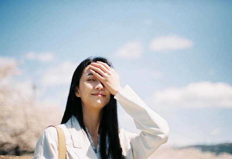 文艺女神长发披肩知性优雅图片