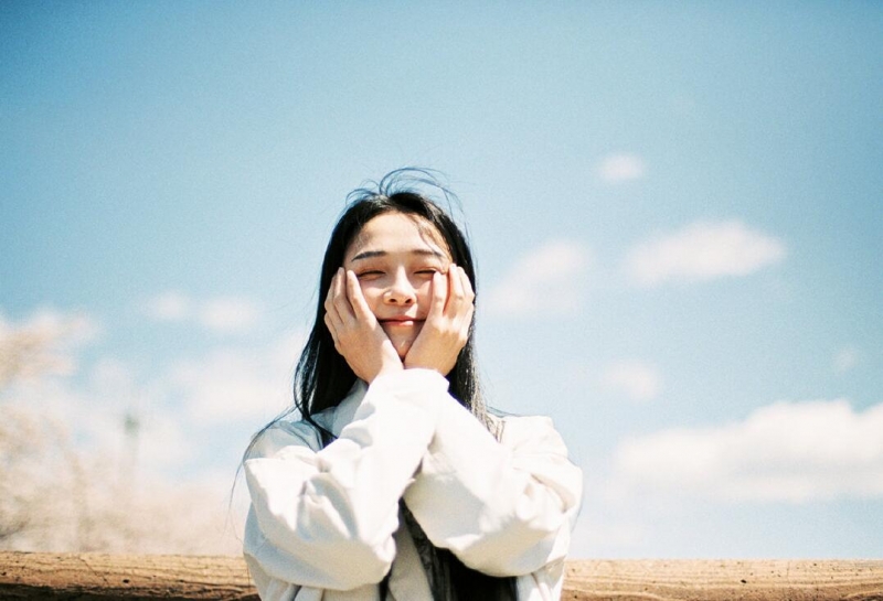 文艺女神长发披肩知性优雅图片