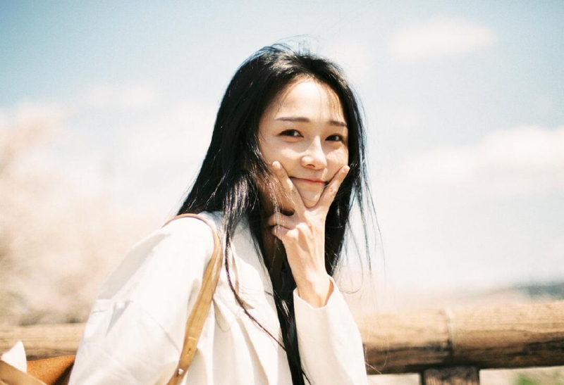 文艺女神长发披肩知性优雅图片