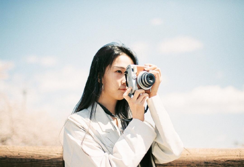 文艺女神长发披肩知性优雅图片