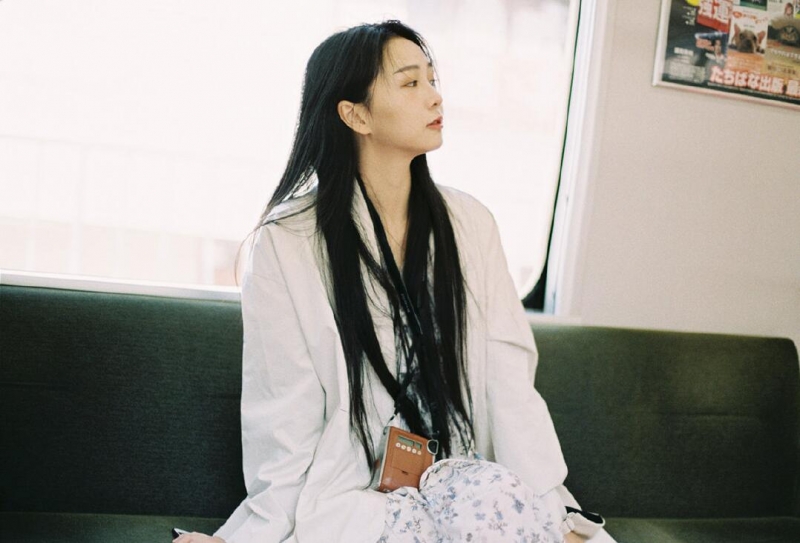 文艺女神长发披肩知性优雅图片