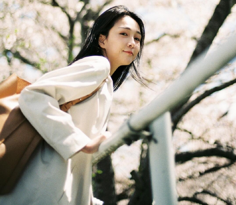 文艺女神长发披肩知性优雅图片