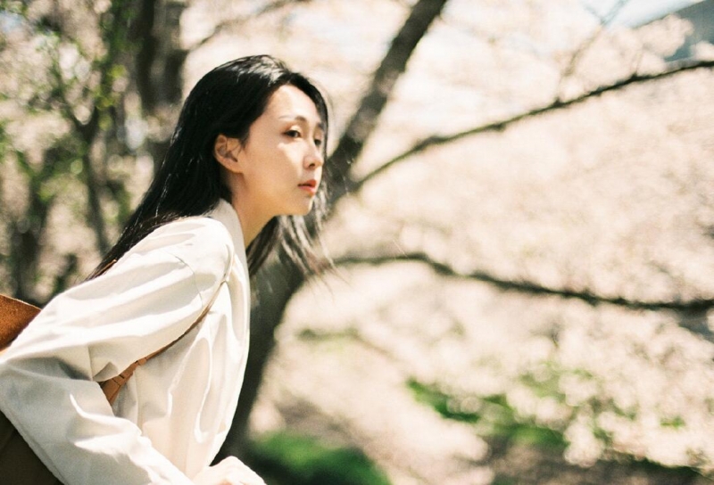 文艺女神长发披肩知性优雅图片