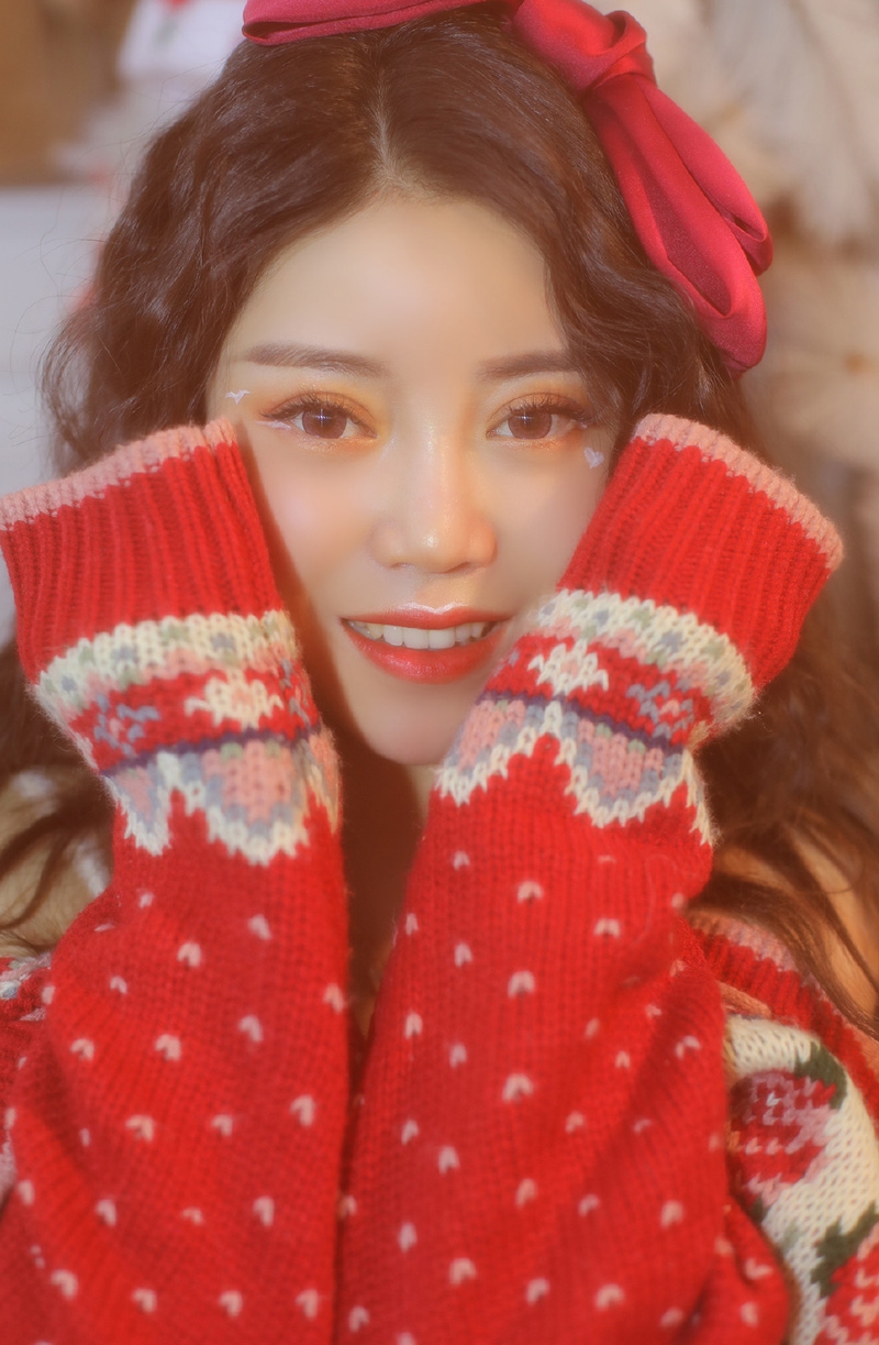 卷发美眉红唇雪肤明媚动人美图