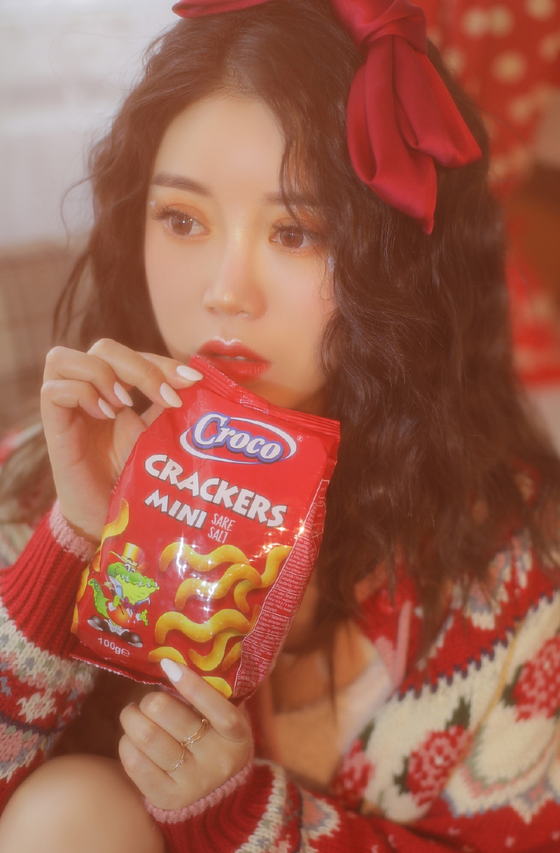 卷发美眉红唇雪肤明媚动人美图