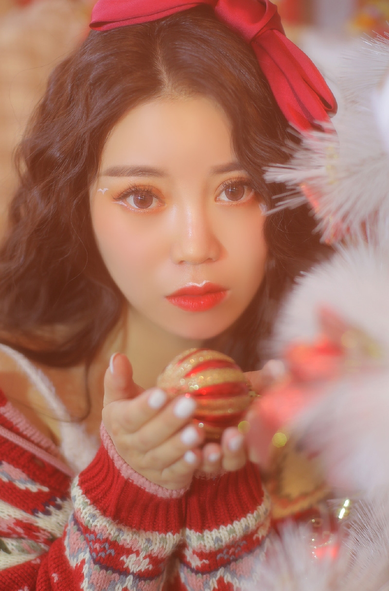 卷发美眉红唇雪肤明媚动人美图