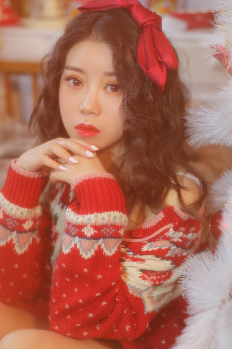 卷发美眉红唇雪肤明媚动人美图