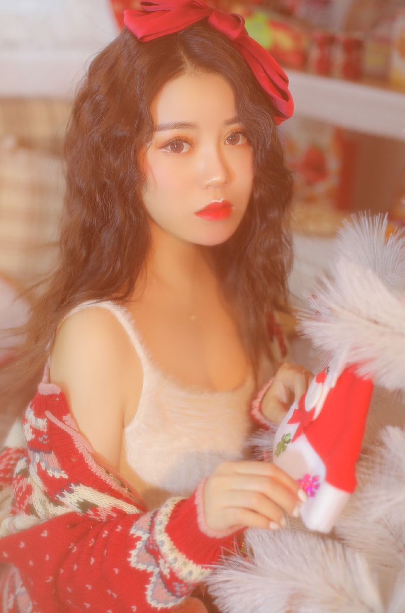 卷发美眉红唇雪肤明媚动人美图