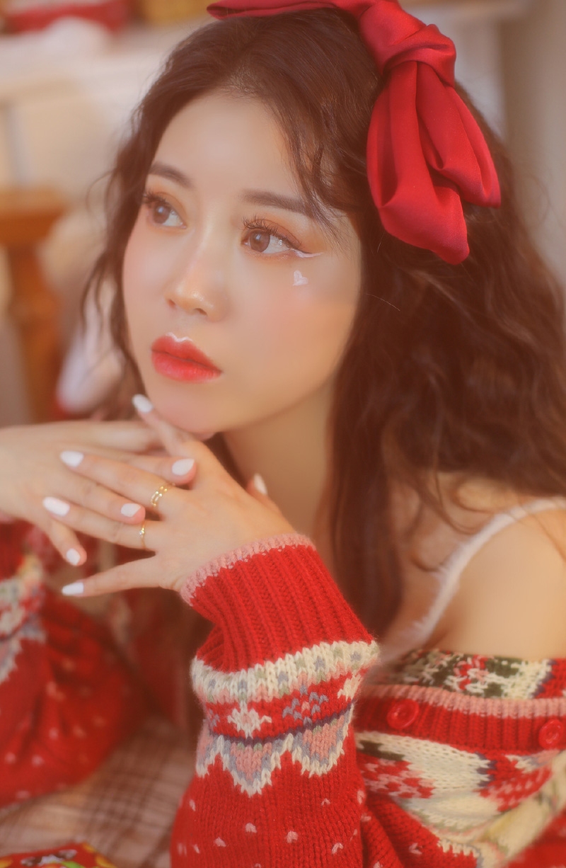 卷发美眉红唇雪肤明媚动人美图