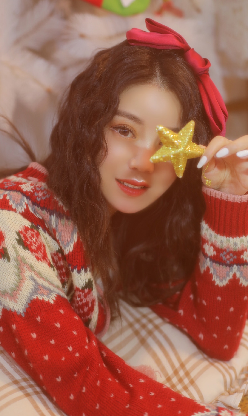 卷发美眉红唇雪肤明媚动人美图