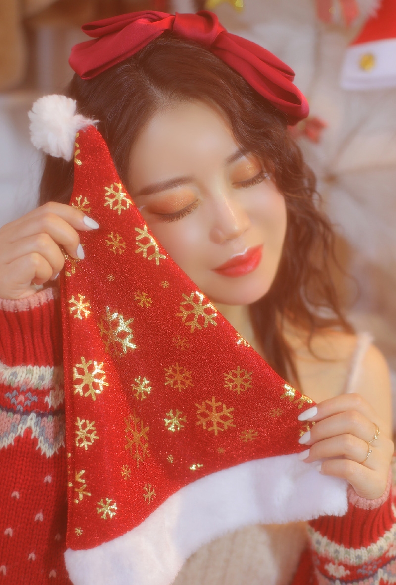 卷发美眉红唇雪肤明媚动人美图