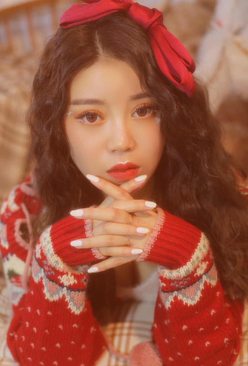 卷发美眉红唇雪肤明媚动人美图