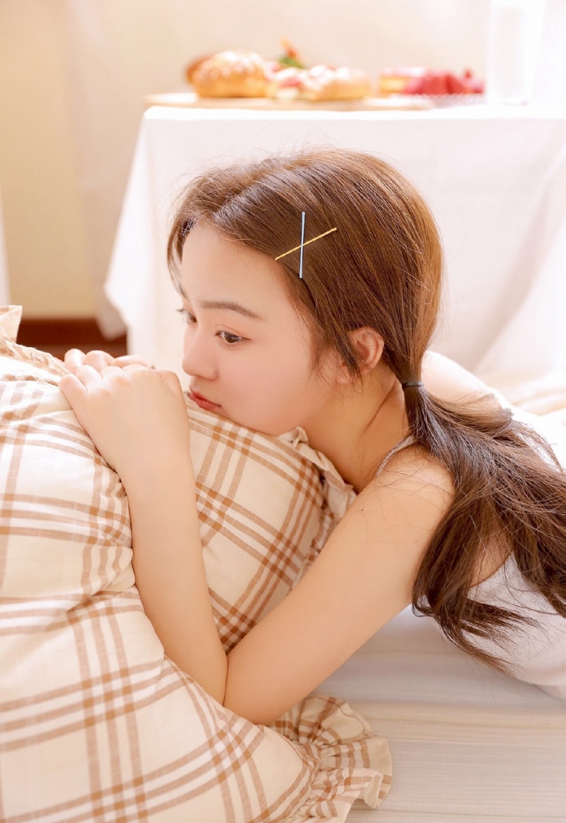 双马尾萌妹子吊带香肩私房写真