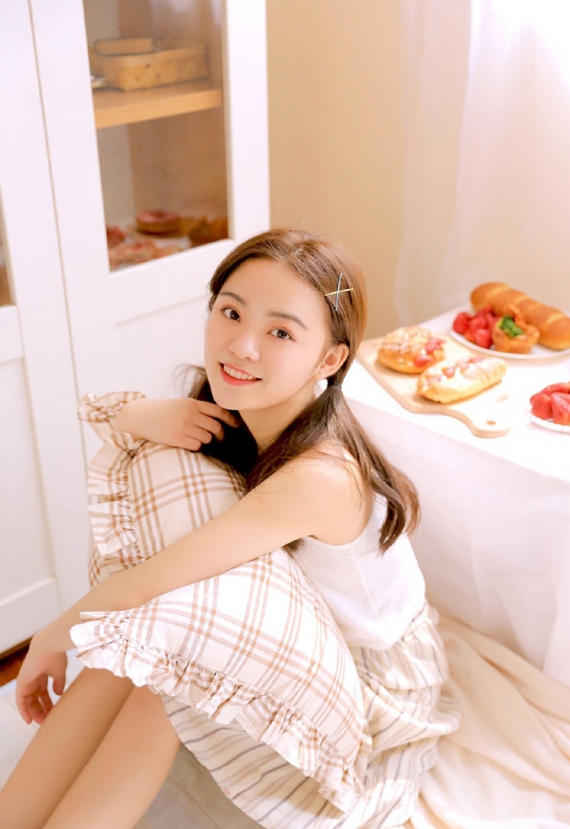 双马尾萌妹子吊带香肩私房写真