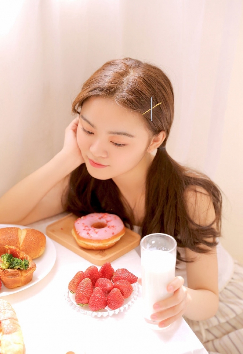 双马尾萌妹子吊带香肩私房写真