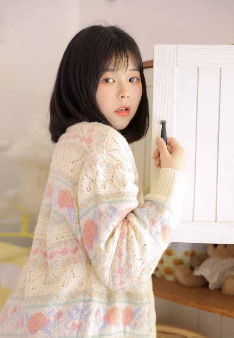 短发女孩漂亮脸蛋白里透红图片