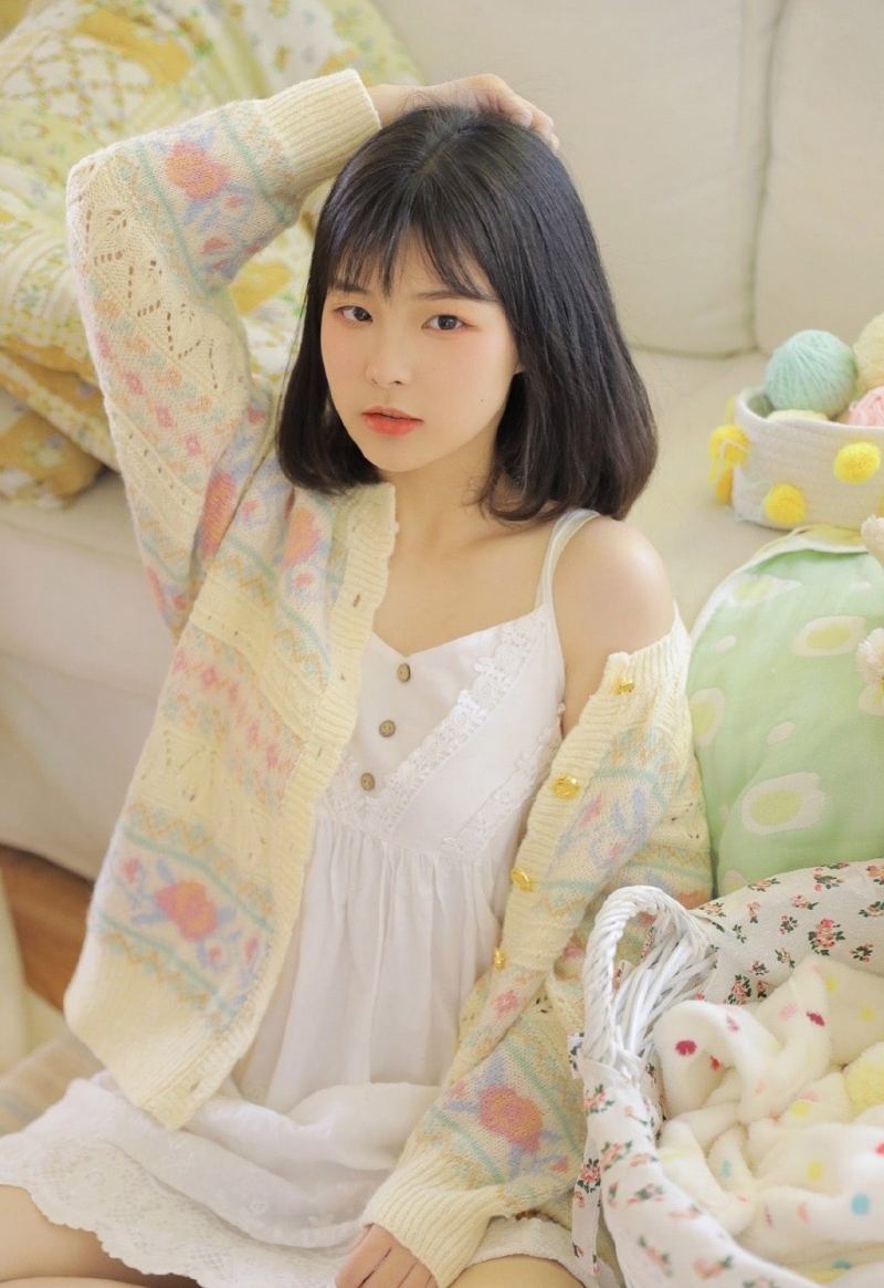 短发女孩漂亮脸蛋白里透红图片