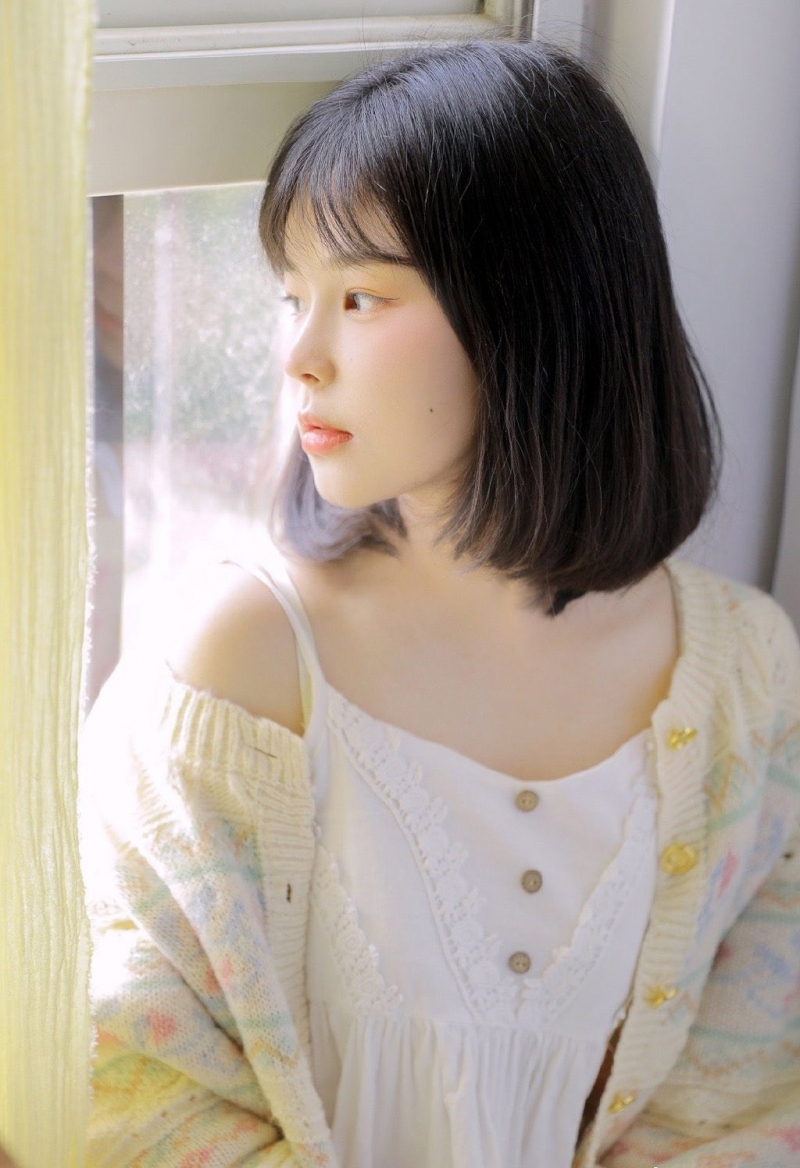 短发女孩漂亮脸蛋白里透红图片
