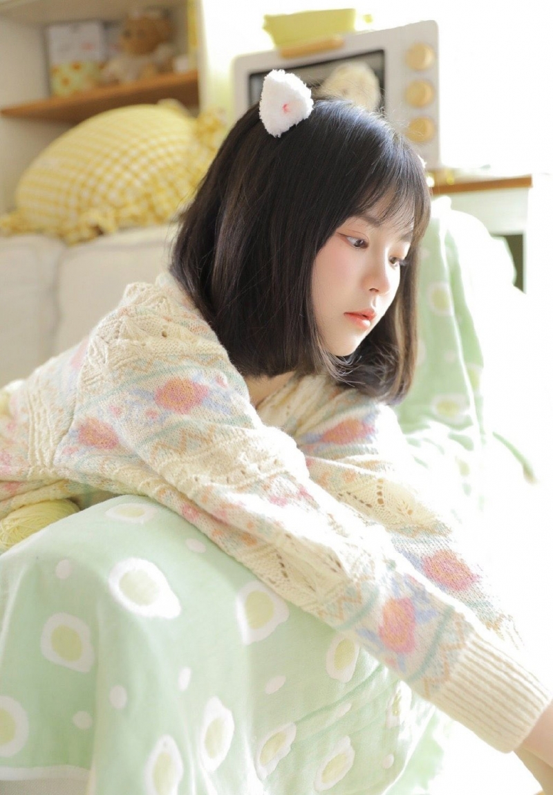 短发女孩漂亮脸蛋白里透红图片