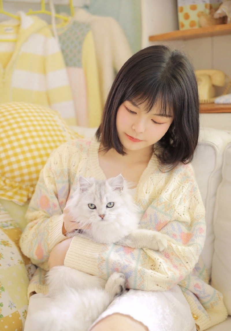 短发女孩漂亮脸蛋白里透红图片