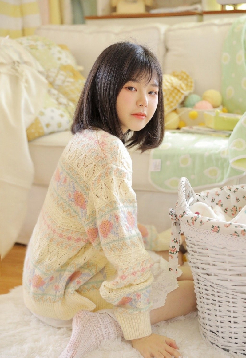 短发女孩漂亮脸蛋白里透红图片