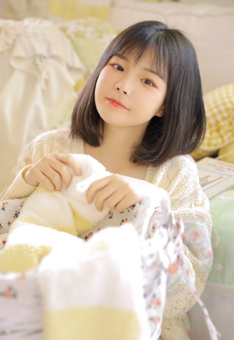 短发女孩漂亮脸蛋白里透红图片