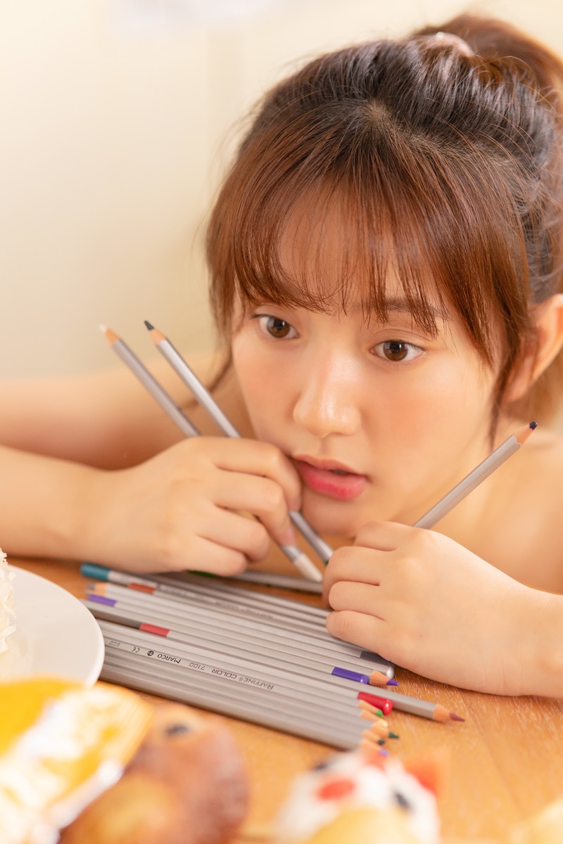 马尾辫萌妹子调皮搞怪室内写真