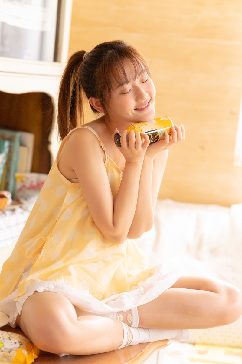 马尾辫萌妹子调皮搞怪室内写真