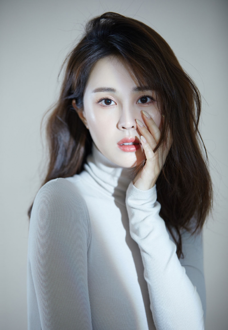 美女御姐漂亮脸蛋唯美逆光摄影