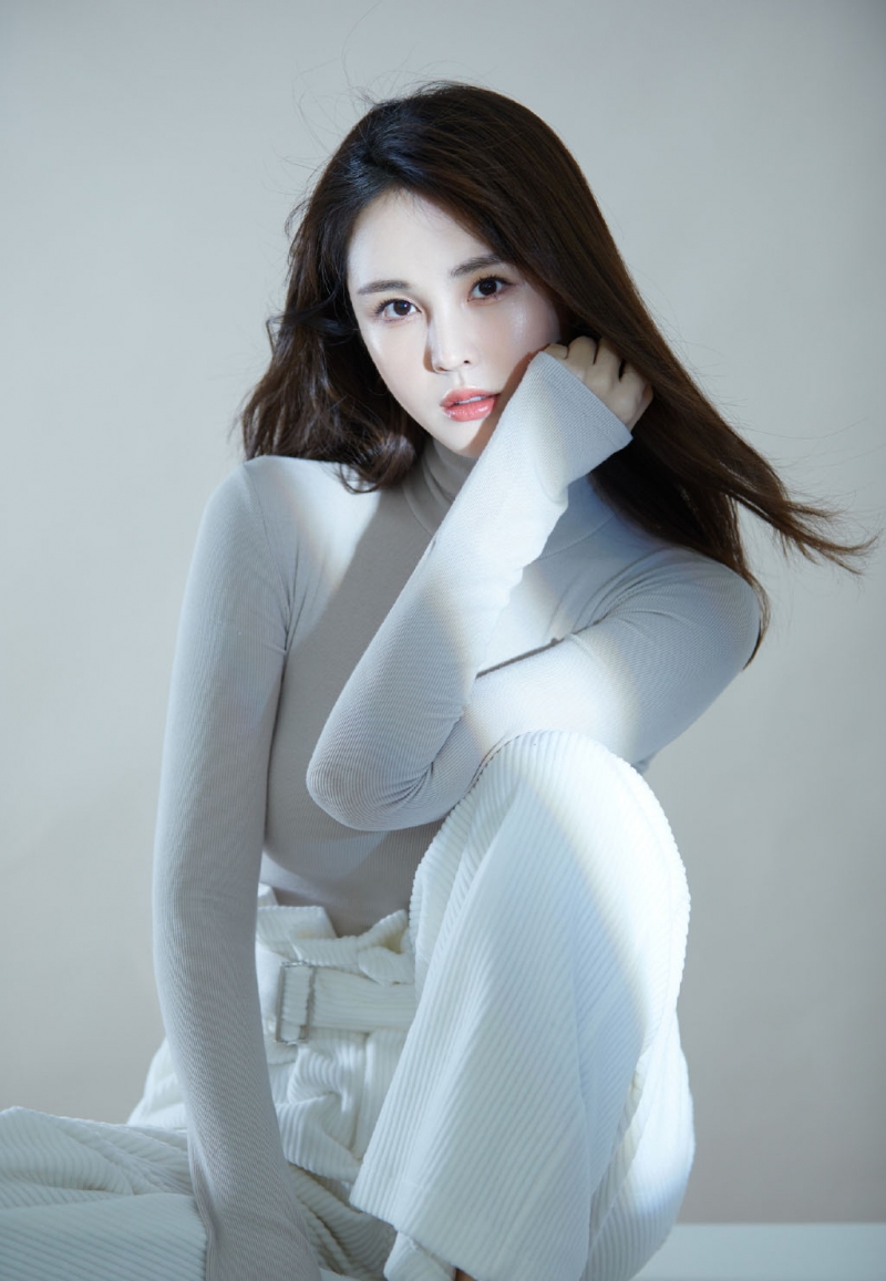 美女御姐漂亮脸蛋唯美逆光摄影