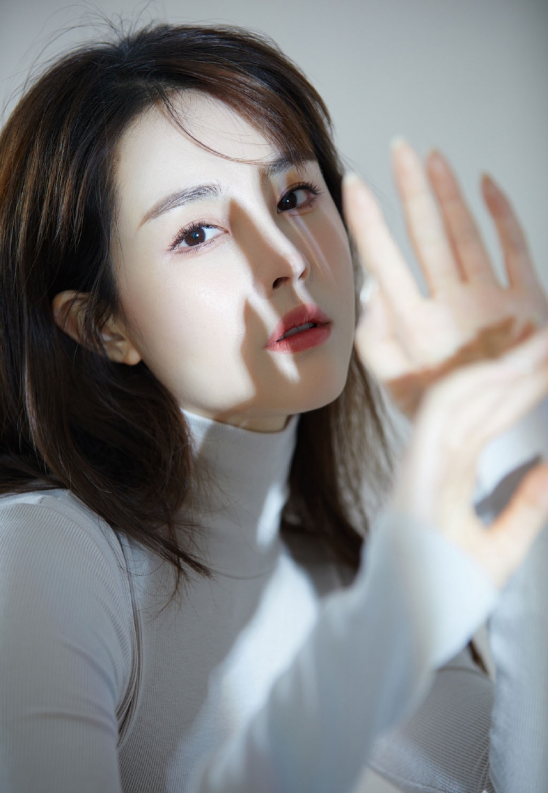 美女御姐漂亮脸蛋唯美逆光摄影