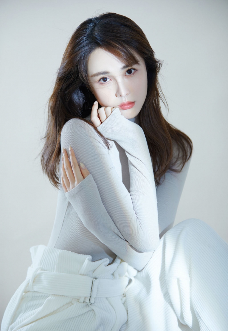 美女御姐漂亮脸蛋唯美逆光摄影