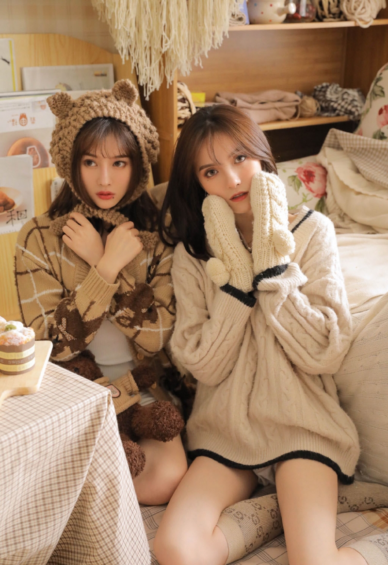 大长腿美女姐妹花室内个人写真