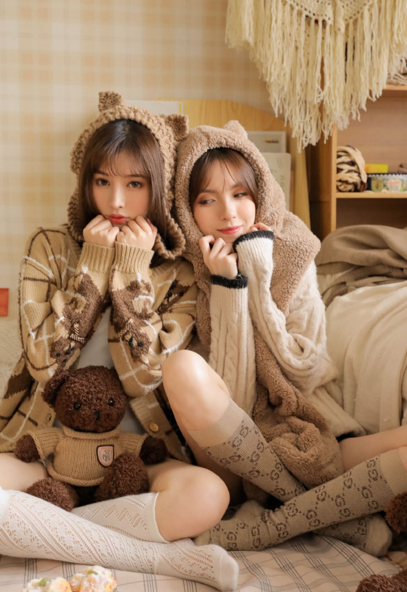 大长腿美女姐妹花室内个人写真