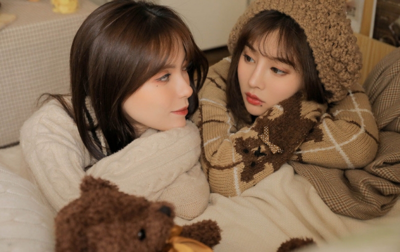 大长腿美女姐妹花室内个人写真