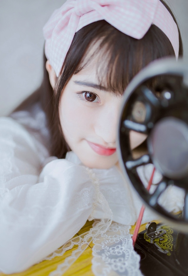 齐刘海萌妹子乖巧文静居家写真